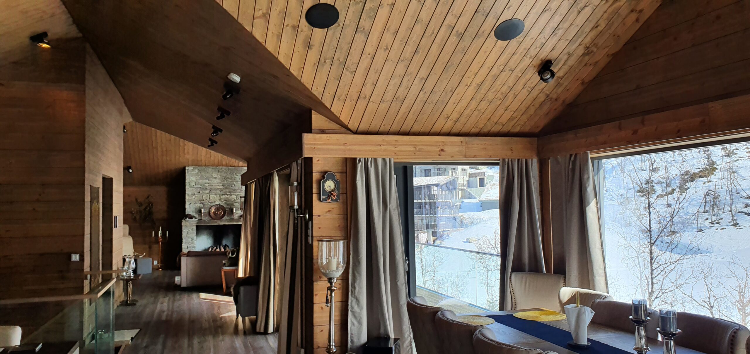 Lyd i flere rom Hemsedal 12 høyttalere 5 soner hifi multiroom